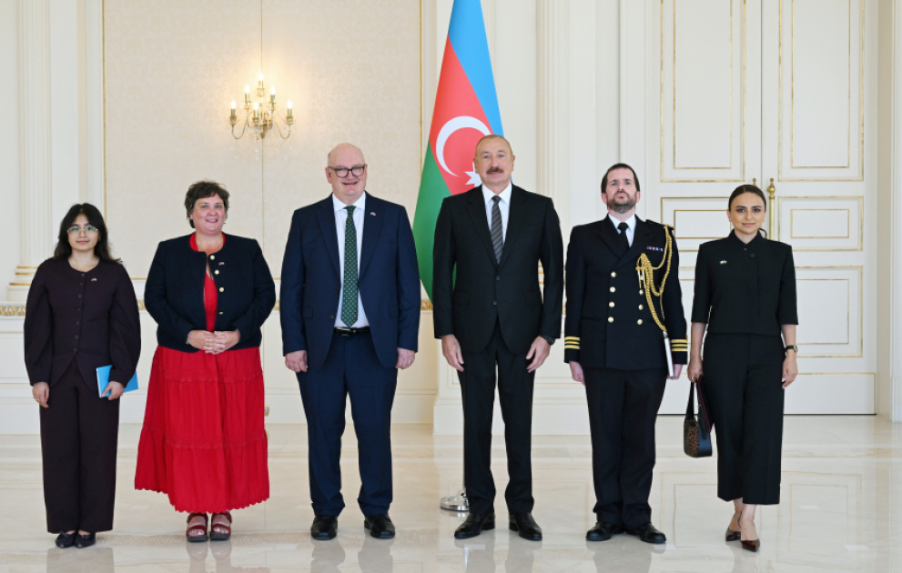 Prezident İlham Əliyev Böyük Britaniyanın Azərbaycanda yeni təyin olunmuş səfirinin etimadnaməsini qəbul edib