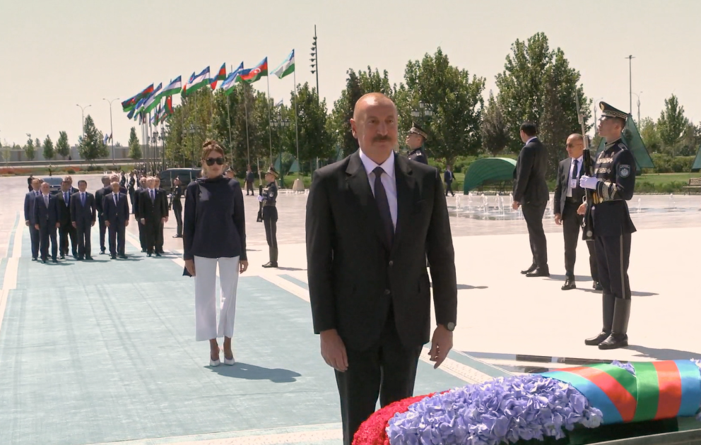 Prezident İlham Əliyev Daşkənddə Müstəqillik abidəsini ziyarət edib