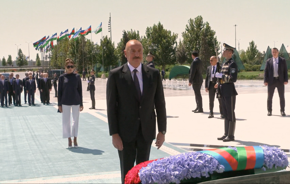 President Ilham Aliyev visited Independence Monument in Tashkent