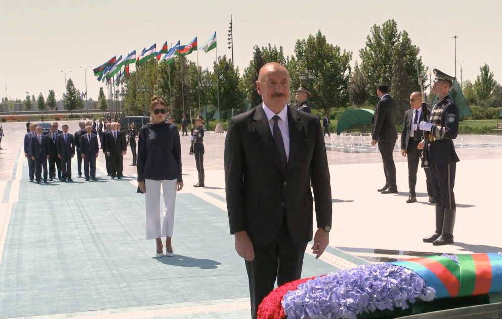 Präsident Ilham Aliyev besucht Unabhängigkeitsdenkmal in Taschkent