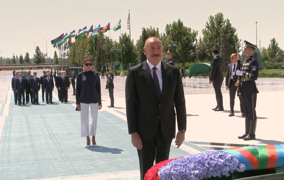 Tachkent : le président Ilham Aliyev visite le Monument de l’Indépendance