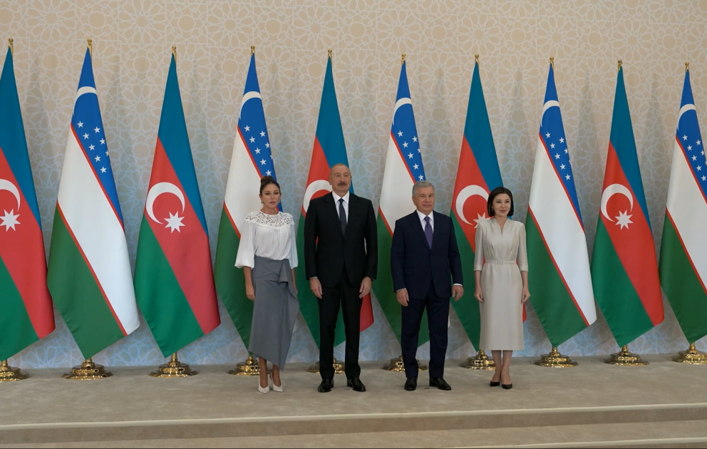 Aserbaidschanische und usbekische Präsidenten und First Ladies posieren für gemeinsames Foto in der staatlichen Residenz „Kuksaroy“