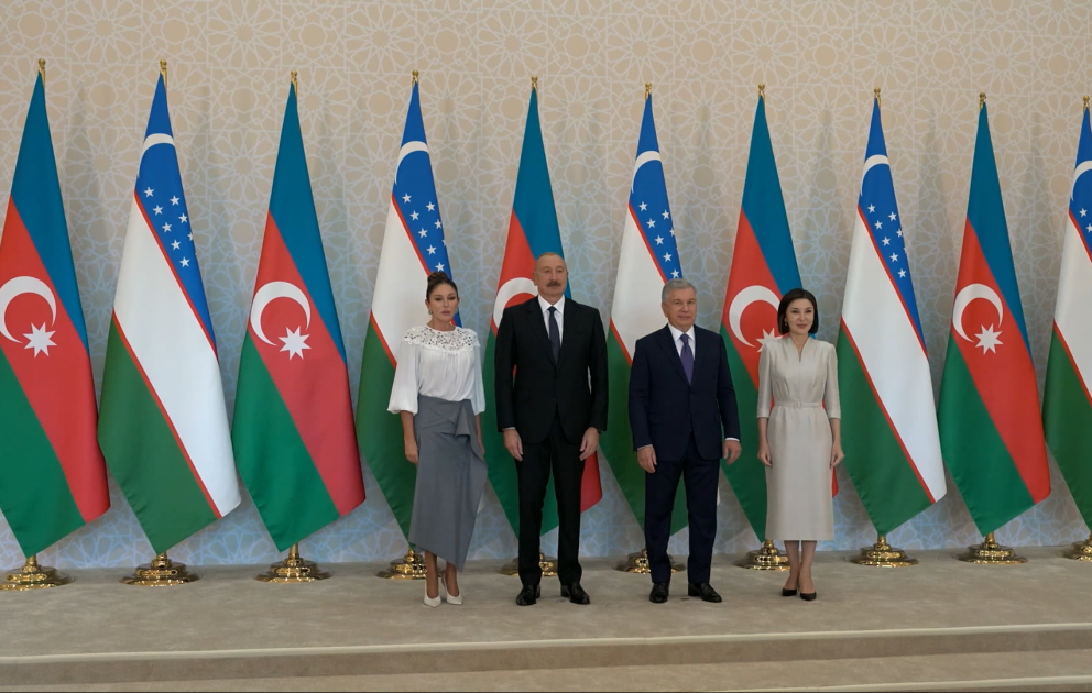 Les présidents et les premières dames d'Azerbaïdjan et d'Ouzbékistan ont posé pour une photo de groupe à la résidence d’Etat « Kuksaroy »