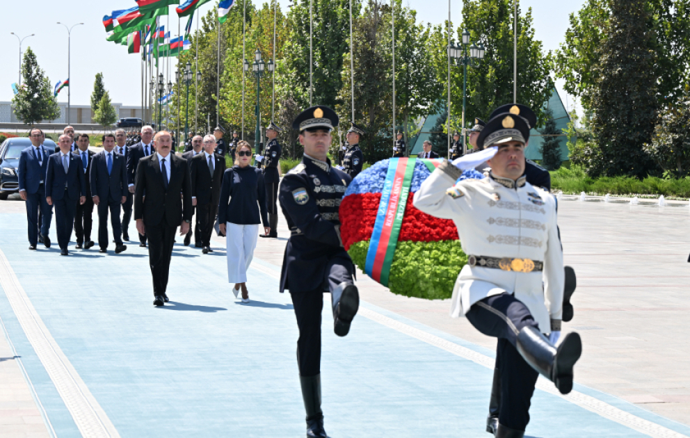 Tachkent : le président Ilham Aliyev visite le Monument de l’Indépendance