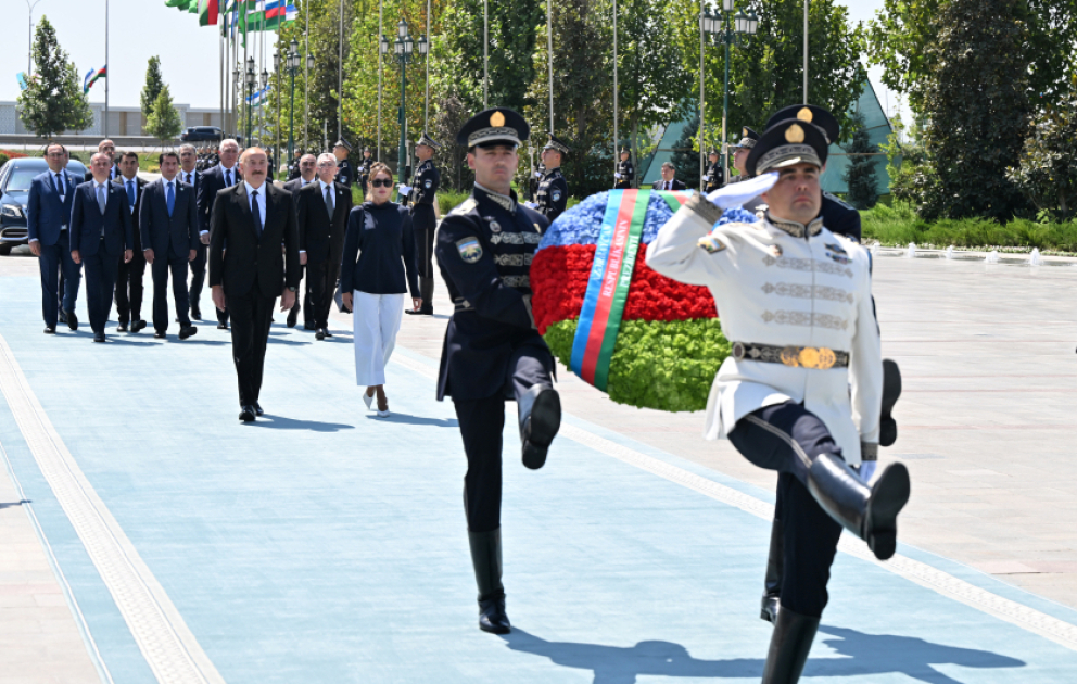 President Ilham Aliyev visited Independence Monument in Tashkent