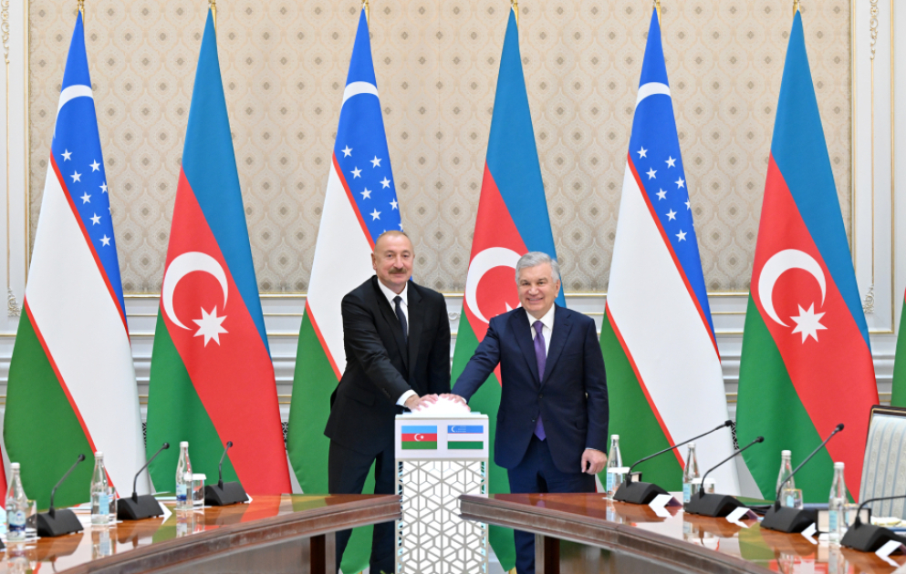 Präsidenten Ilham Aliyev und Schawkat Mirsijojew nehmen an Eröffnungs- und Grundsteinlegungen für aserbaidschanische Projekte in Usbekistan teil
