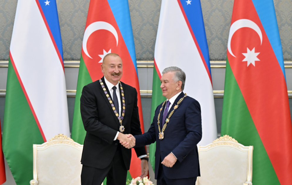 Cérémonie de remise de décorations aux présidents de l'Azerbaïdjan et de l'Ouzbékistan à Tachkent