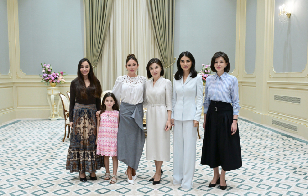 In Taschkent treffen sich First Ladies Aserbaidschans und Usbekistans zu einem persönlichen Gespräch bei einer Teerunde