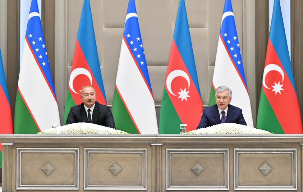 Präsident Ilham Aliyev und Präsident Schawkat Mirsijojew geben Presseerklärungen ab