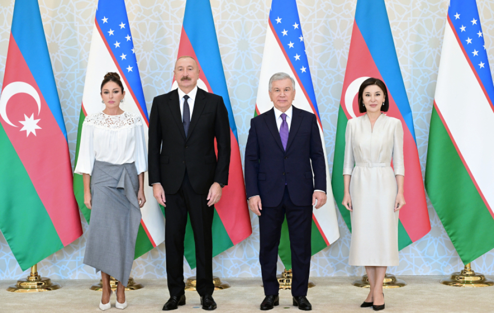 Aserbaidschanische und usbekische Präsidenten und First Ladies posieren für gemeinsames Foto in der staatlichen Residenz „Kuksaroy“