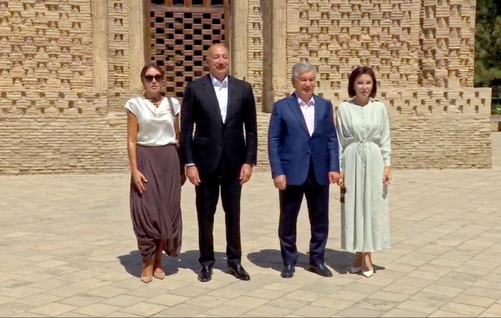 Les présidents et premières dames d'Azerbaïdjan et d'Ouzbékistan visitent le mausolée d'Ismaïl Samani à Boukhara