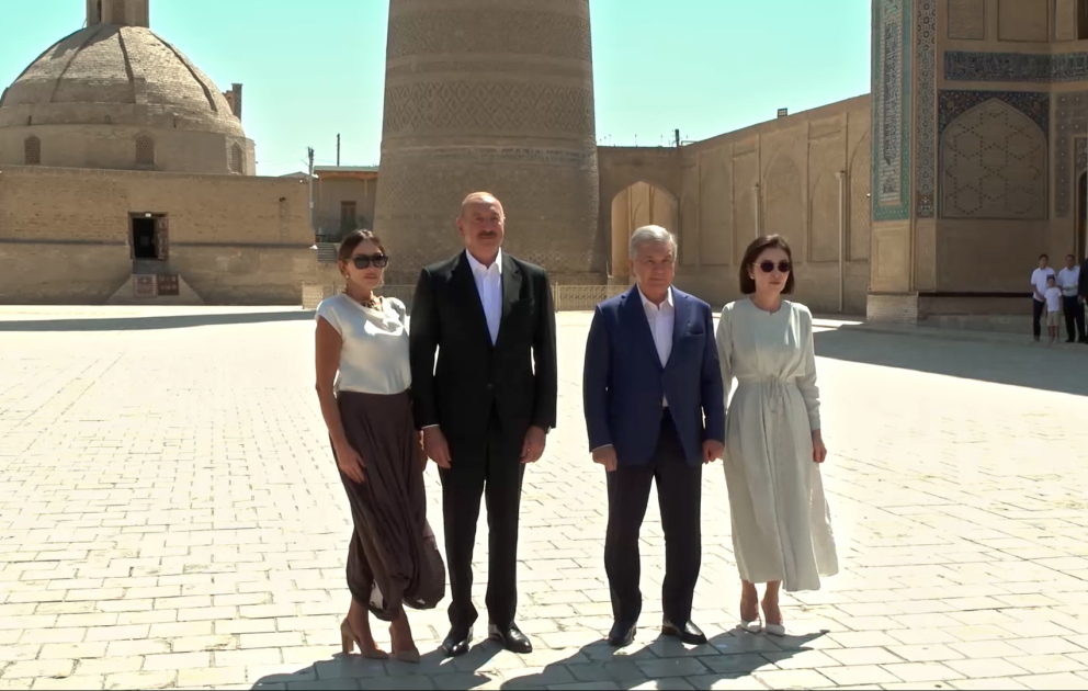 Les présidents et premières dames d'Azerbaïdjan et d'Ouzbékistan visitent le complexe Poi Kalon à Boukhara