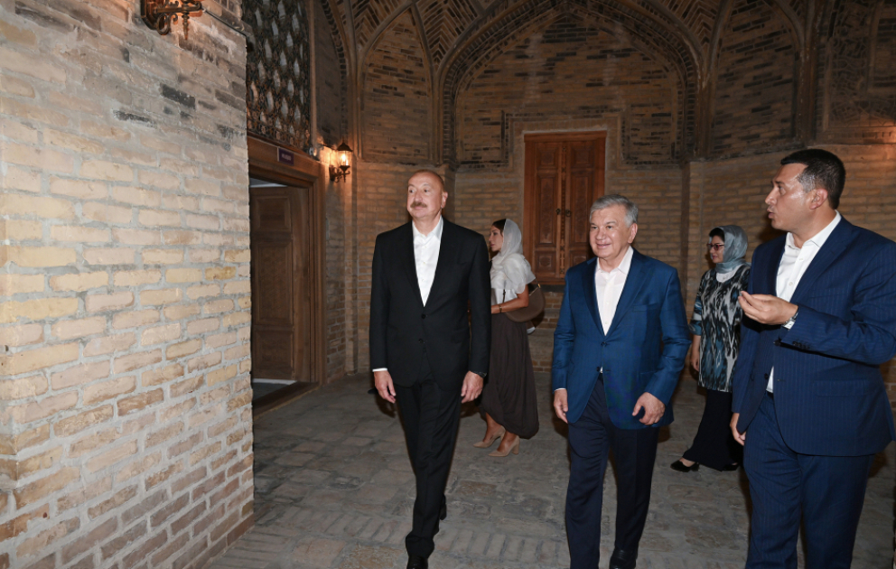 Präsidenten und First Ladies von Aserbaidschan und Usbekistan besichtigen „Poi-Kalon“-Komplex in Buchara