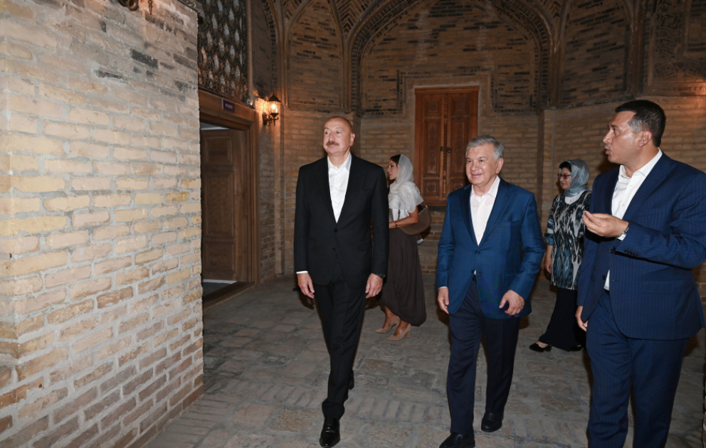 Les présidents et premières dames d'Azerbaïdjan et d'Ouzbékistan visitent le complexe Poi Kalon à Boukhara
