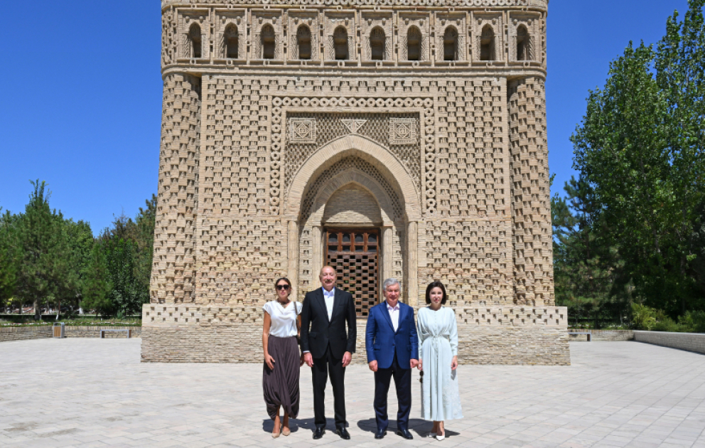 Präsidenten und First Ladies von Aserbaidschan und Usbekistan besichtigen Samaniden-Mausoleum in Buchara