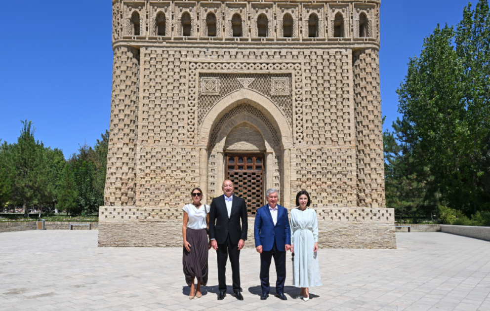 Les présidents et premières dames d'Azerbaïdjan et d'Ouzbékistan visitent le mausolée d'Ismaïl Samani à Boukhara