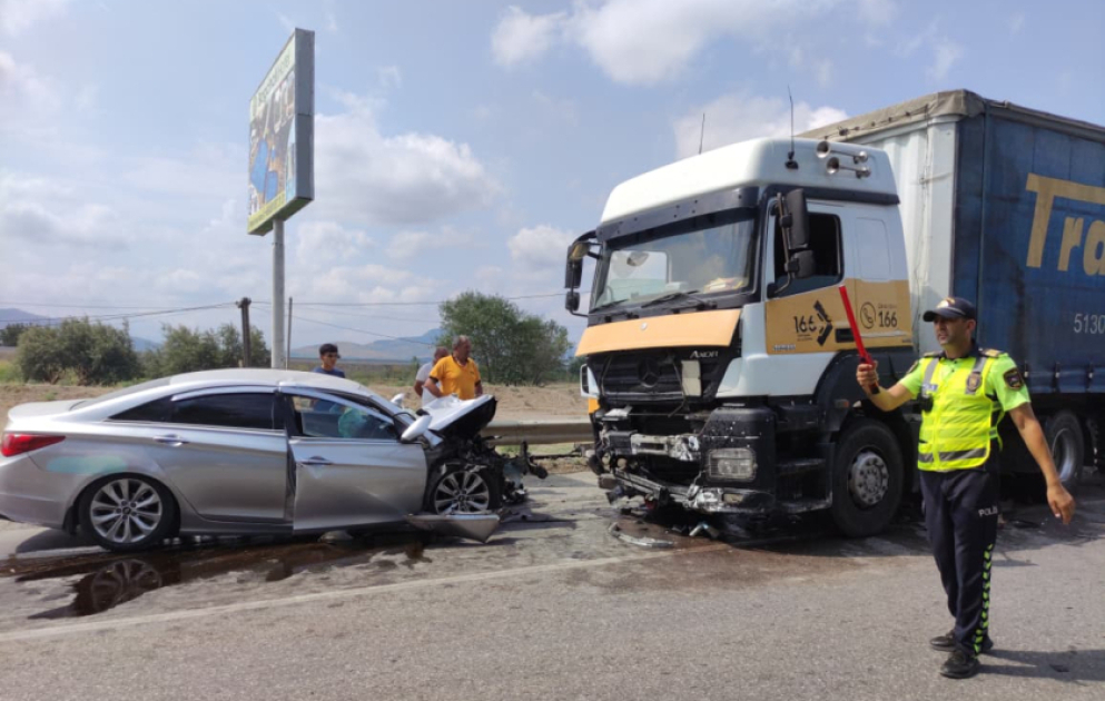 Şabranda yük və minik avtomobilləri toqquşub, ölən var