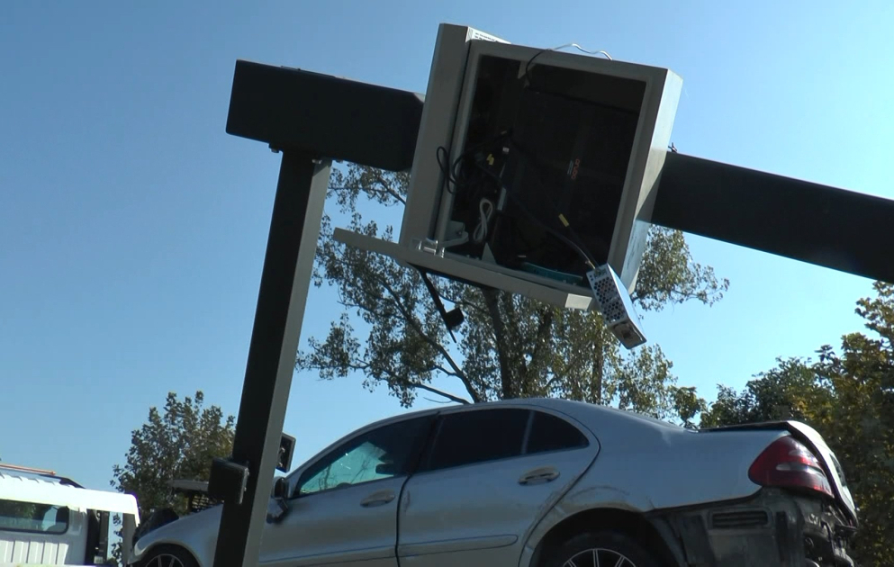 Balakəndə avtomobil radar dirəyini aşırıb, iki nəfər xəsarət alıb