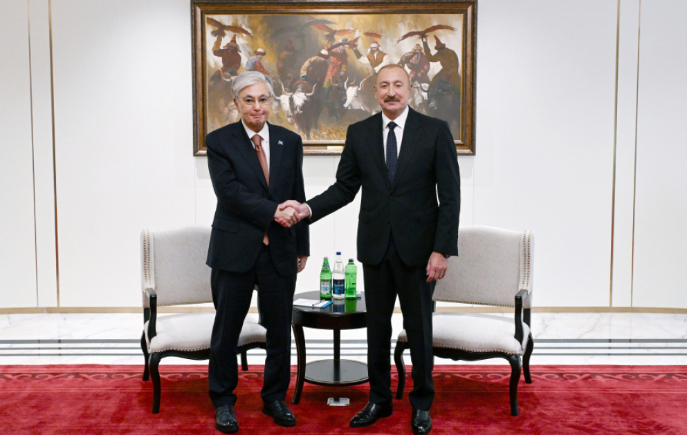 Präsident Ilham Aliyev trifft in Bischkek mit seinem kasachischen Amtskollegen zusammen