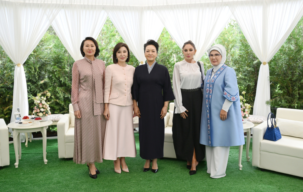 Первая леди Мехрибан Алиева ознакомилась в Бишкеке с выставкой ручных работ мастеров декоративно-прикладного искусства