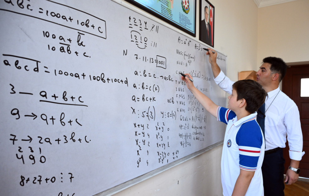 Riyaziyyat müəllimi bərabərsizliklərin isbatı üsullarını nümayiş etdirib