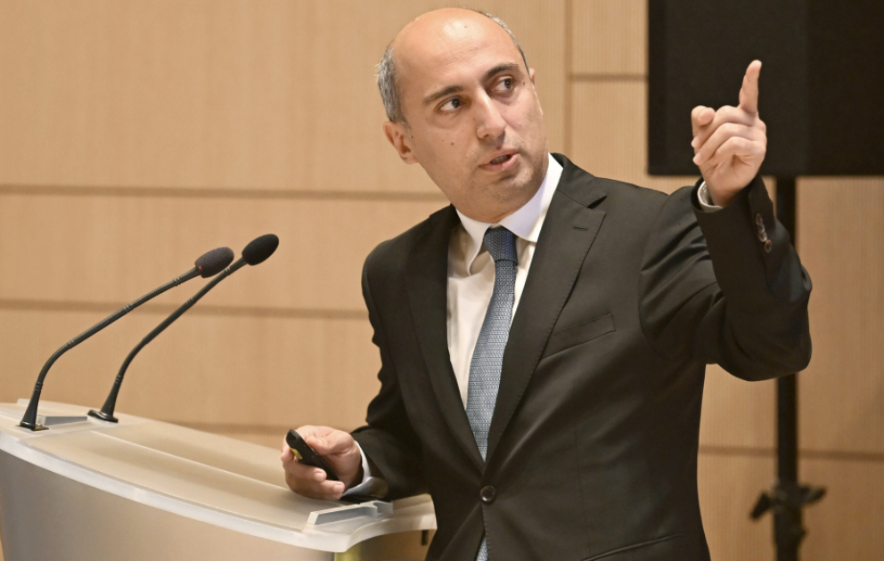 Emin Əmrullayev: Dil bilikləri ilə oxu savadlılığı fərqli sahələrdir, bunları qarışdırmaq olmaz