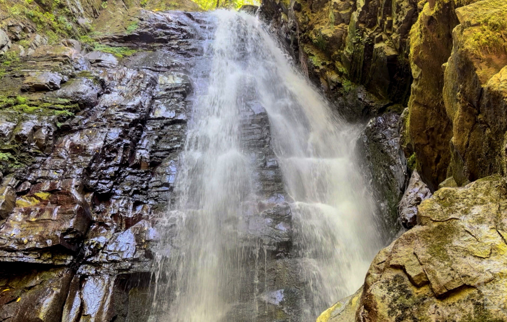 600 Meter bis zu einer atemberaubenden Aussicht – Bibiyani-Wasserfall
