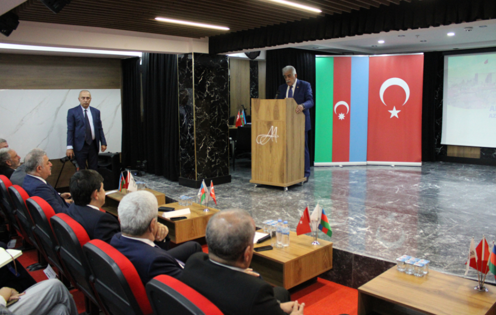 Diasporla İş üzrə Dövlət Komitəsinin sədri Ankarada soydaşlarımızın təkliflərini dinləyib