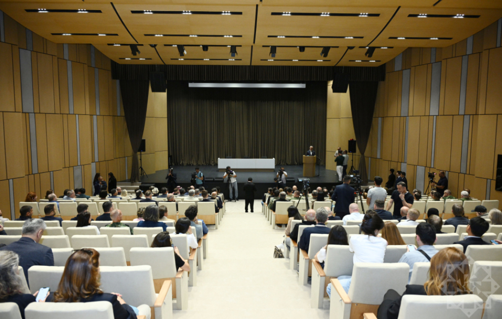 Представители дипломатического корпуса прибыли в Культурный центр в городе Ханкенди
