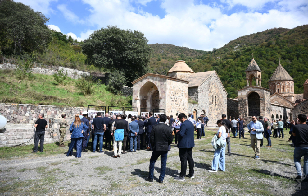 Diplomatlar Kəlbəcərdə Xudavəng monastır kompleksinə gəliblər
