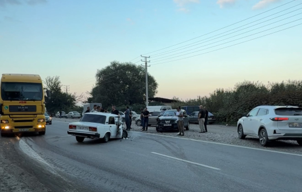 Qubada 2 minik avtomobili toqquşub, 3 nəfər xəsarət alıb