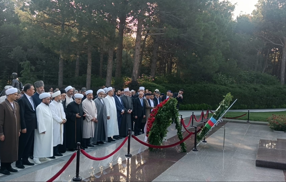 TDT-yə üzv ölkələrin nümayəndələri Fəxri xiyabanı ziyarət ediblər