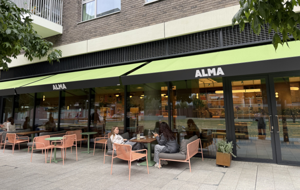 Londonda restoran açan azərbaycanlı: Həftədə üç minə yaxın qonağa Azərbaycan çayı təqdim edirik