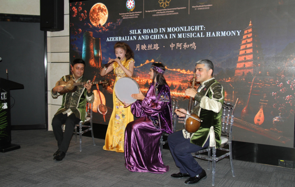 Pekində Azərbaycan muğamı və Çin musiqisi bir səhnədə səslənib