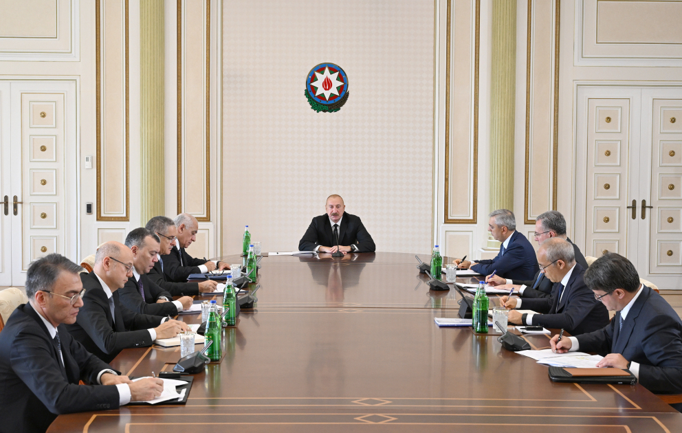 Präsident Ilham Aliyev hält Sitzung zum staatlichen Programm für Entwicklung der Bergbau- und Metallindustrie ab