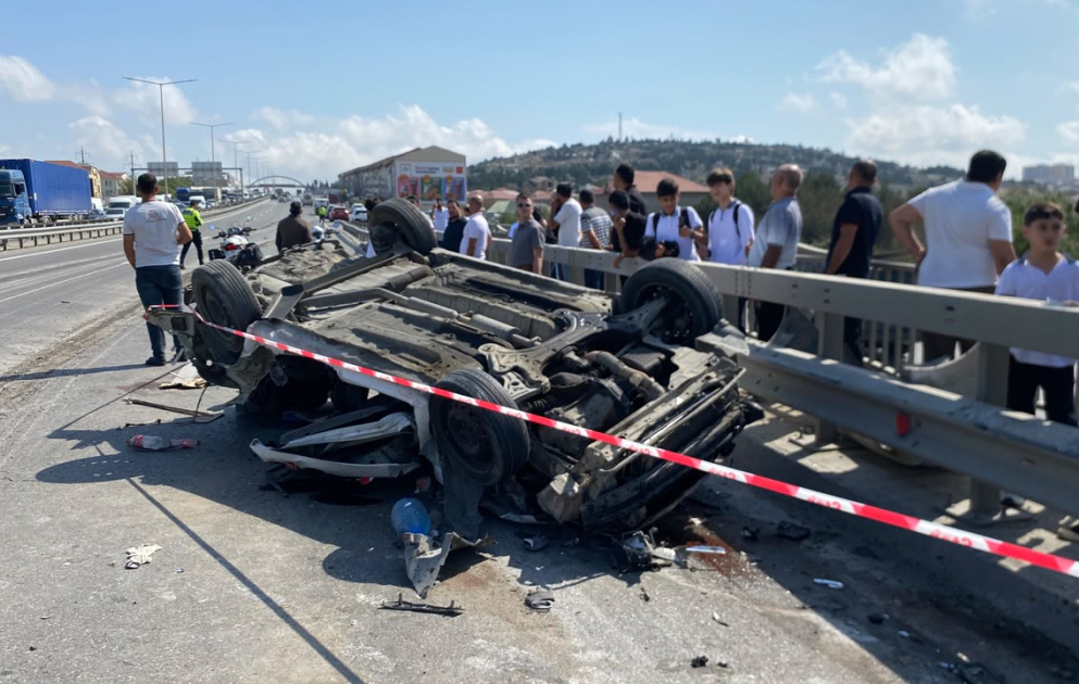 Bakı–Quba yolunda yük maşını minik avtomobilinin üzərinə aşıb, bir nəfər ölüb