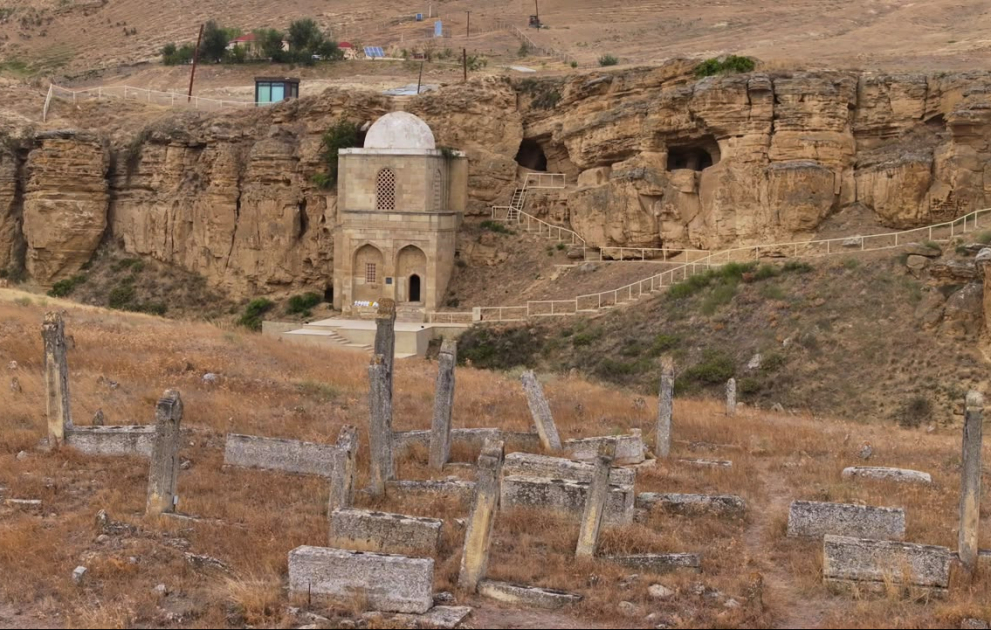 “Diri Baba” türbə-kompleksinin rəhbəri: Övliya Çələbi mağarada qeyri-adi mənzərənin şahidi olub