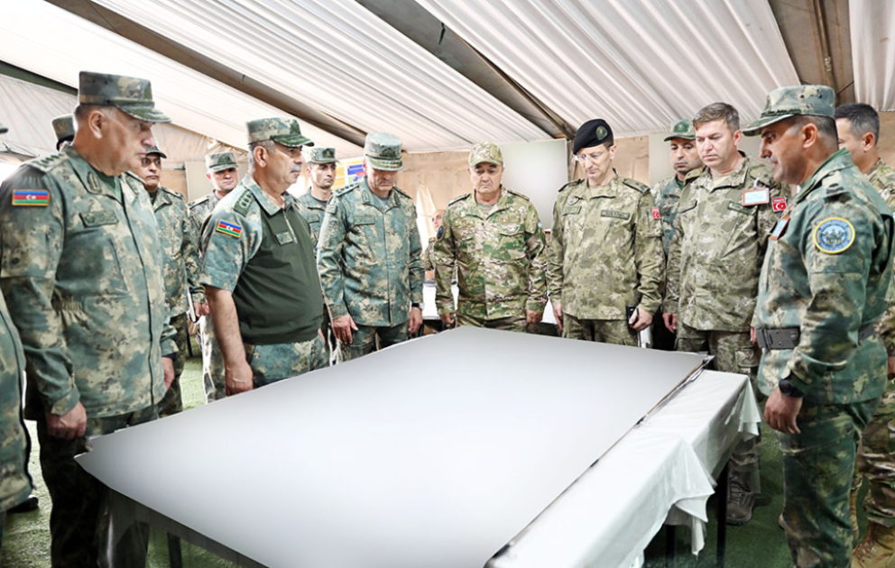 Müdafiə Nazirliyinin rəhbərliyi təlimdə məşqlərin gedişatını izləyib