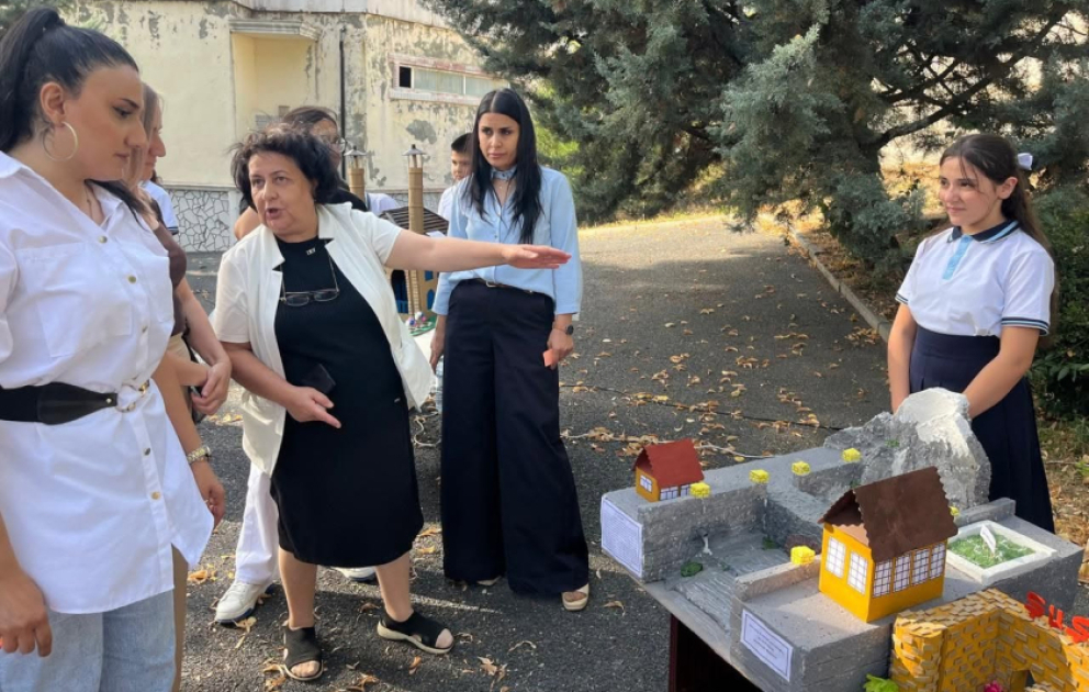 "Şəhərlərimiz gəncliyin gözü ilə" adlı sərgidə 100-ə yaxın əl işi nümayiş etdirilib