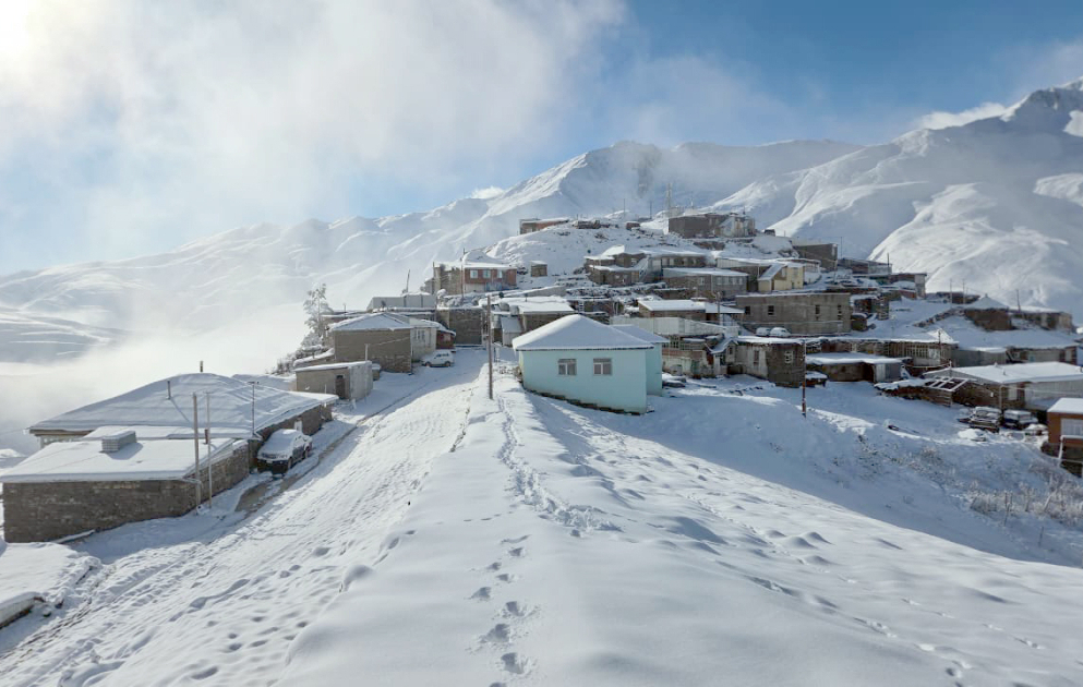Quba və Qusarın dağ kəndlərinə qar yağması davam edib