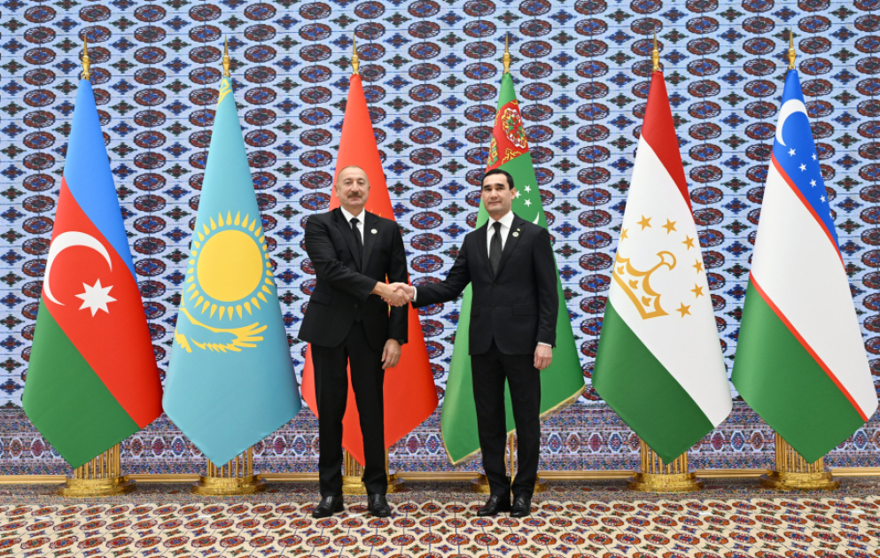 Le président Ilham Aliyev arrive au complexe « Avaza » pour participer à la 8e réunion consultative des chefs d'État d'Azerbaïdjan et d'Asie centrale