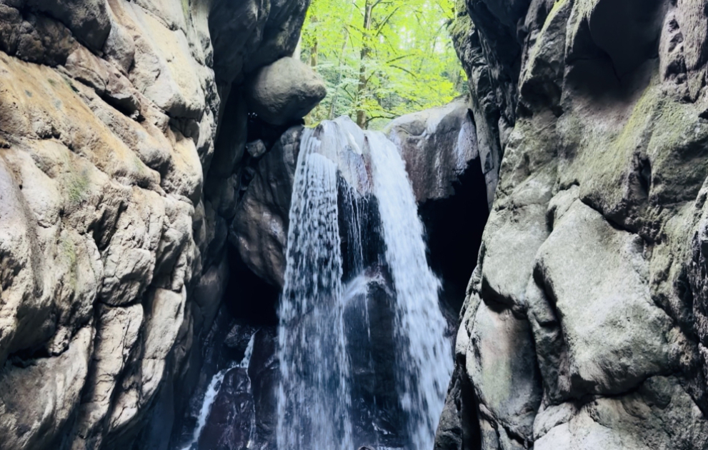 Bu dəfə yol Lerik dağlarındakı Tokiəxıl şəlaləsinə aparır