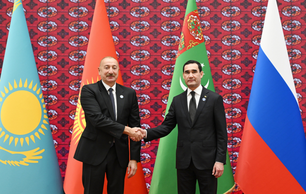 Präsident Ilham Aliyev am Awaza-Komplex zum Treffen des Rates der GUS-Staatsoberhäupter eingetroffen