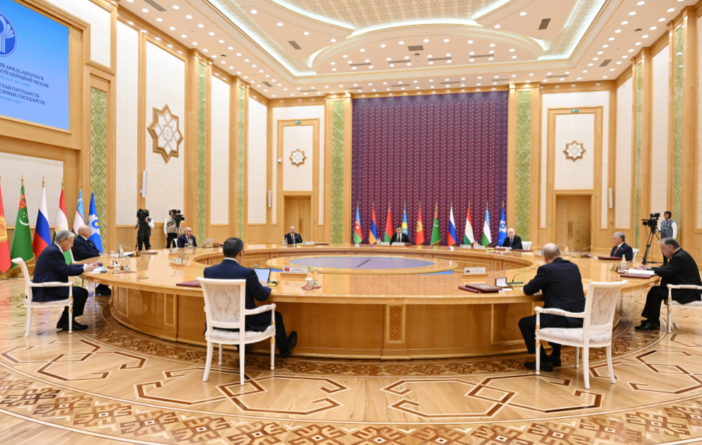 Le président Ilham Aliyev participe à la réunion en format restreint du Conseil des chefs d'État de la CEI