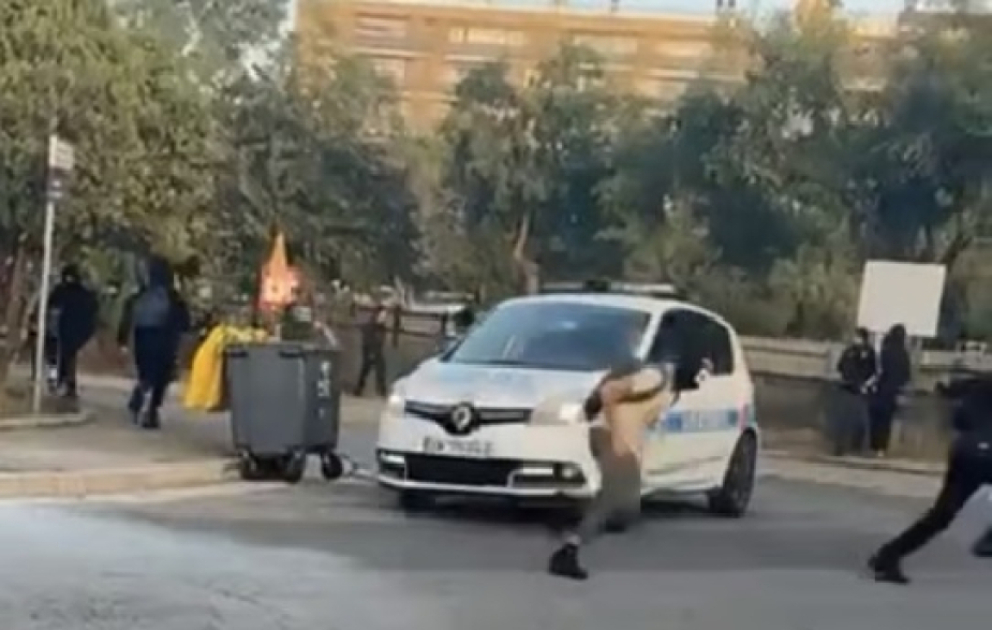 Fransada polis avtomobili etiraz aksiyası keçirən şagirdlərin üstünə sürüb