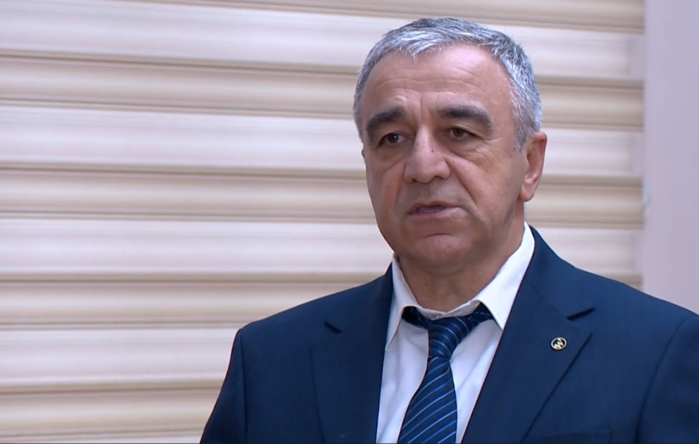 Direktor: Vahid forma şagirdlər arasında bərabərliyi təmin edir