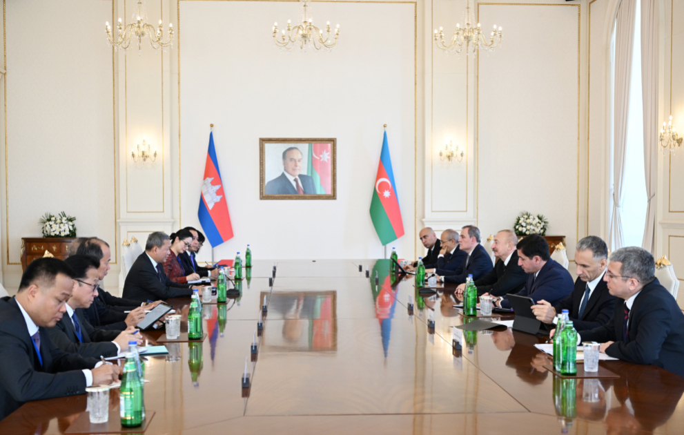 Präsident Ilham Aliyev und Premierminister Hun Manet treffen sich in erweitertem Kreis
