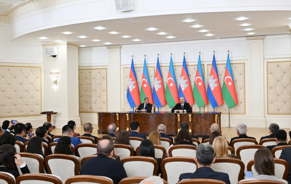 Präsident Ilham Aliyev und Kambodschas Premierminister geben Erklärungen vor der Presse ab