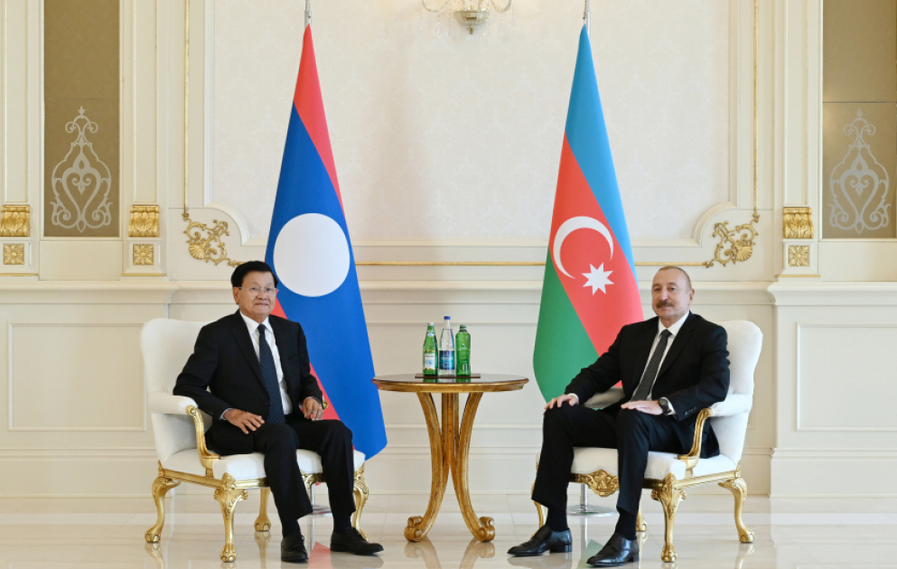 Aserbaidschans Präsident Ilham Aliyev und Präsident von Laos Thongloun Sisoulith treffen sich im engen Kreis