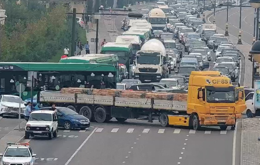 NİİM: 8 Noyabr prospektindən mərkəz istiqamətində nəqliyyat vasitələrinin hərəkəti bərpa edilib